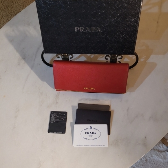 Prada Red Wallet Smooth Leather Elegant Design - Picture 5 of 16